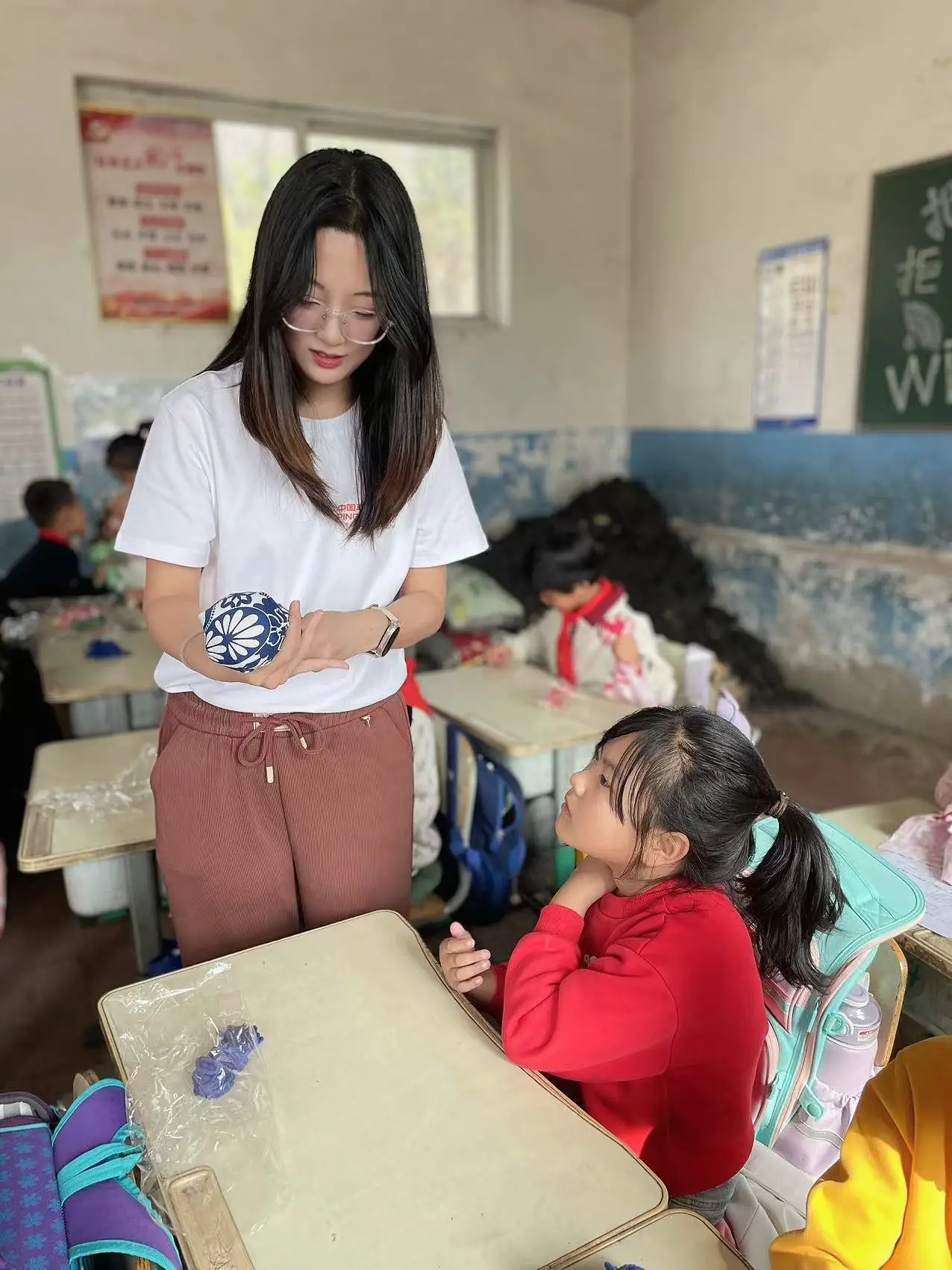 支教日记｜张馨元：艾草锤的制作+手势舞
